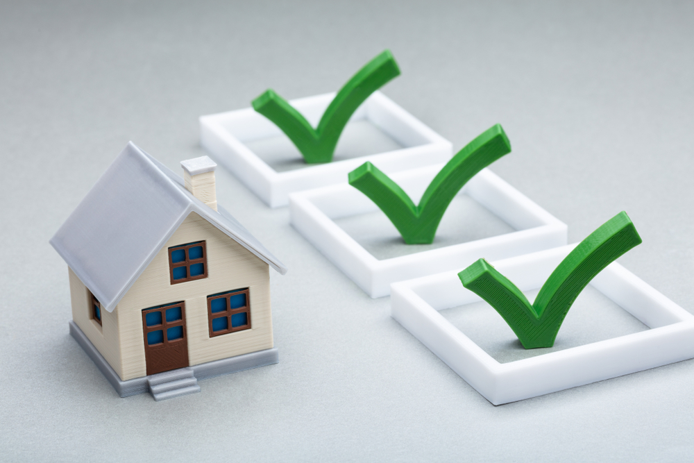 animated house with three animated check marks next to it